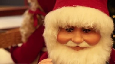 Yeni yıl oyuncağı. Oyuncak Noel Baba kollarını oynatıyor..