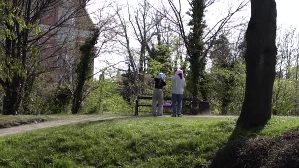 Halk Parkında Kameranın Önünde Iki Kişi Dans Ediyor — Stok video