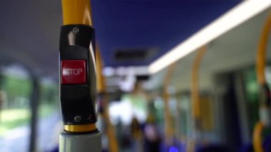 Otobüsün stop düğmesi. Toplu taşıma.