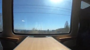 Hızlı giden bir tren. Arabanın içinde. Pencereden görüntüle.