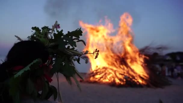 Api Unggun Pesta Santo Hans Seorang Wanita Dalam Karangan Bunga — Stok Video