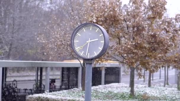 现代建筑 下大雪的时候 站在车站的钟 — 图库视频影像