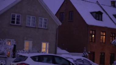 Danimarka 'da mimarlık. Kış havasında klasik tuğla ev.