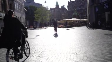 Kopenhag 'da. Danimarka 08 Ekim 2023. Şehir hayatı. İnsanlar ayak işlerini yapmak için bisiklete binerler..