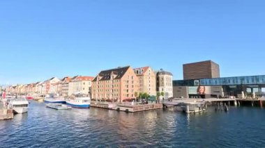 Kopenhag 'da. Danimarka 08 Ekim 2023. Mimarlık. Toprak seti. Kanal boyunca gemiler.