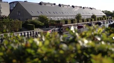 Kanalın yakınındaki yerleşim yeri. Tekneler evin yakınındaki kanala demirledi..