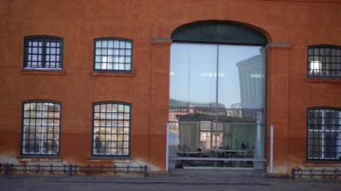 Mimarlık. Yenilenmiş kırmızı tuğla bina. Büyük pencere.