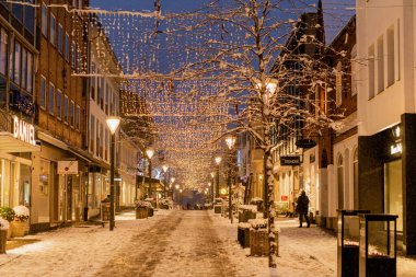 Kopenhag 'da. Danimarka. 28 Aralık 2023. Noel süsleri. Akşamları aydınlık cadde.