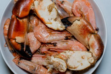 Kızarmış yengeç. Yengeç bacakları tabakta.