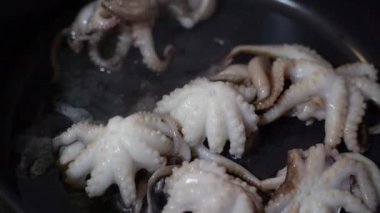 Deniz ürünleri. Ahtapot kızartma tavasında kızarır. Yakın plan..