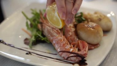 Deniz ürünleri. Tabakta karides pişirdim. Yakın plan..