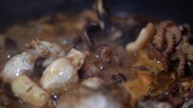 Deniz ürünleri. Ahtapot kızartma tavasında kızarır. Yakın plan..