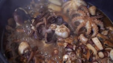 Deniz ürünleri. Ahtapot kızartma tavasında kızarır. Yakın plan..
