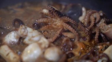 Deniz ürünleri. Ahtapot kızartma tavasında kızarır. Yakın plan..