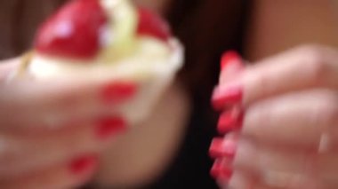 Kız pastayı eline alır ve yer..