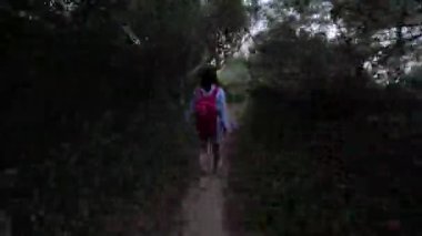 Zaman ayarlı. Deniz kıyısında yürüyen kız.