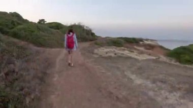 Zaman ayarlı. Deniz kıyısında yürüyen kız.