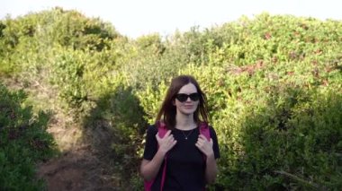 Bir kadın resim gibi bir doğada yürür..