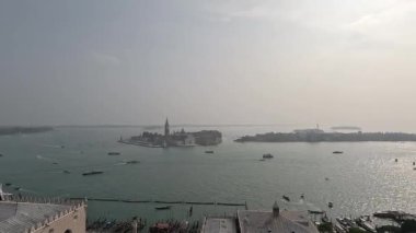 Venedik. Yukarıdan gelen zaman dilimi. Birçok tekne kanal boyunca farklı yönlere yelken açar..