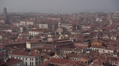 Venedik bakış açısı. Yukarıdan ateş ediyorlar. Eski şehrin manzarası.