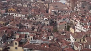 Venedik bakış açısı. Yukarıdan ateş ediyorlar. Eski şehrin manzarası.