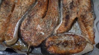 Deniz ürünleri. Fırında pişirilmiş somon. Yakın plan..