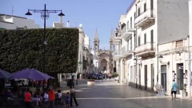 Apulia. İtalya. 14 Ekim 2023. Sokak kafesi. Şehir merkezinde insanlar dinleniyor..