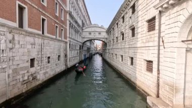 Venedik. İtalya. 14 Ekim 2023. Yukarıdan gelen zaman dilimi. Gondollar dar bir kanal boyunca yelken açar..