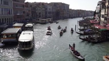 Venedik. İtalya. 14 Ekim 2023. Birçok tekne kanal boyunca farklı yönlere yelken açar..