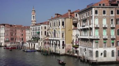 Venedik. İtalya. 14 Ekim 2023. Birçok tekne kanal boyunca farklı yönlere yelken açar..