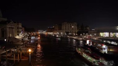 Venedik. İtalya. 14 Ekim 2023. Gece Venedik. Kanal boyunca bir tekne hareket eder..