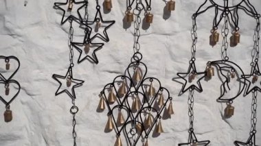 Dekorasyon. Süslü bir ay ve güneş beyaz bir duvarda asılı..