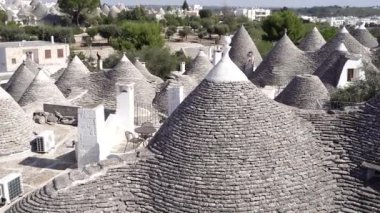 Mimarlık. Apulia 'daki beyaz evler. Konik çatı.