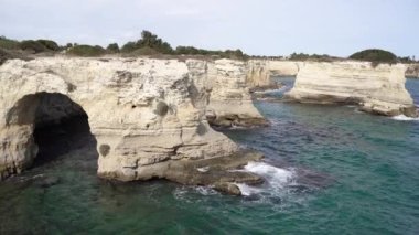 Resimli turkuaz deniz. Kayaların ve denizin güzel manzarası.