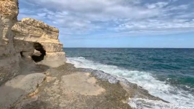 Kayaların ve denizin güzel manzarası.