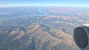 Yukarıdan bak. Uçak penceresinden dağların manzarası.
