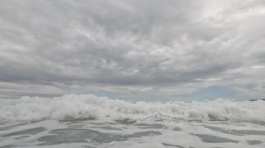 Fırtına. Denizde kızgın su. Dalgalar yakın çekim.