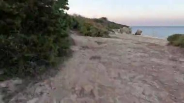 Zaman ayarlı fotoğrafçılık. Deniz kenarında yürüyorum..