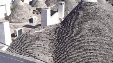 Mimarlık. Apulia 'daki beyaz evler. Konik çatı.