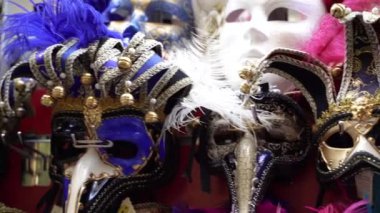 Birçok madalyalı yüz maskeleri üst üste istiflenmiştir. Venedik karnaval maskesi.