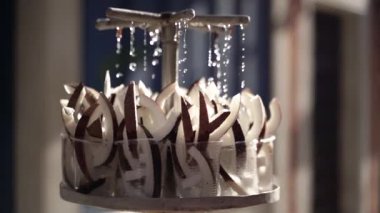 Yiyecekler. Tezgahın üzerinde dilimlenmiş hindistan cevizi var. Sıcaktan rahatla..