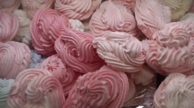 Pastalar. Birçok tatlı sergileniyor. Genel plan.