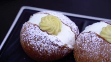 Pastalar. Tatlılar sergileniyor. Genel plan.