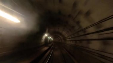 Metro polisi. Tünelde hareket eden bir trenin hızlı hareketi..