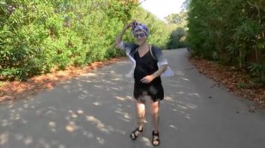 Dans ediyorum. Bir kız yazın sokaklarda dans eder..