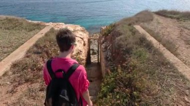 İki kız deniz kıyısına doğru yürüyorlar..