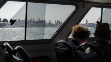 Venedik. Bir su taksisinden şehir manzarası.