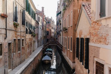 Venedik 'te Dar Sokak. Boş kanal.