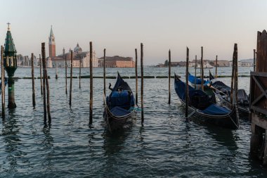 Gondollar. Gondollar kanala insanlar olmadan park etmiş..