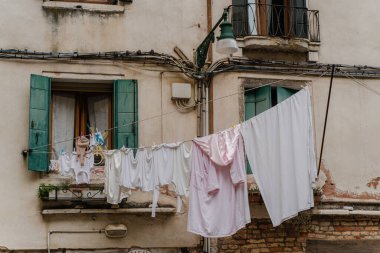 Venedik 'te çamaşır kurutmak. Çamaşırlar dışarıda bir hatta asılı..